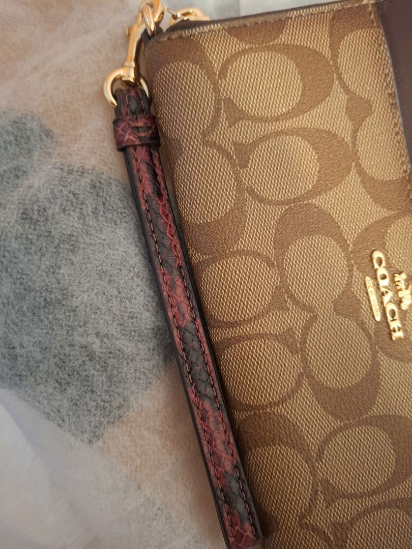 Coach啡色長銀包 （分類：手袋及銀包）位於 Hong Kong。 由 Santaclaushaha 提交（商品編號 1466878429，圖片 3）。簡介： 全新Coach啡色長銀包 。