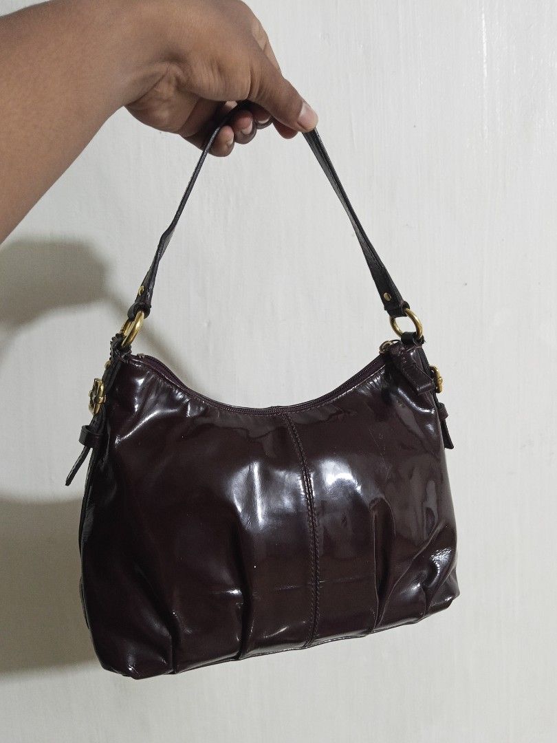 Coach (Category: Luxury Bags & Wallets) located in Glan. Submitted by cpaharodde48008 (Listing ID 1467101290, Image 3). Description: Coach Patent Lather top Handle bag Very good condition.