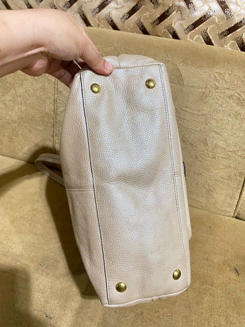 Coach (Category: Tote Bags) located in Dumaguete. Submitted by camillaolshoppe2 (Listing ID 1467129829, Image 3). Description: Authentic PENELOPE Champagne leather Buckle tote Ang Ganda pa Excellent condition Signs of usage sa hardware Needs laba lang sa inner lining.