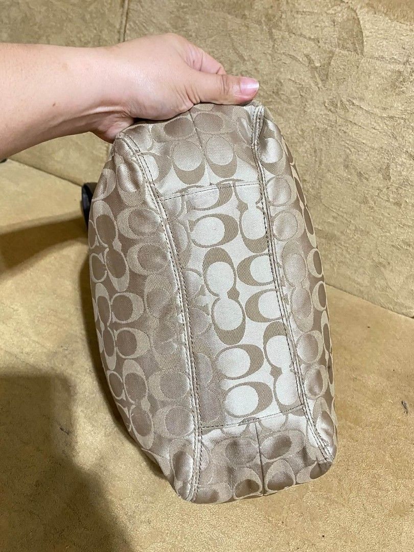 Coach (Category: Tote Bags) located in Dumaguete. Submitted by camillaolshoppe2 (Listing ID 1467130553, Image 3). Description: Authentic Ashley Tote Ganda pa Signs of usage only Yung handle nya medyo malambot na patent kasi then sa rubber lining still pretty 🤩.