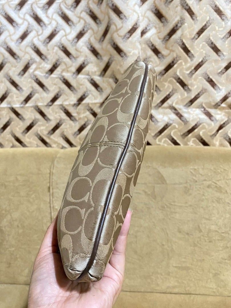 Coach (Category: Purses & Pouches) located in Dumaguete. Submitted by camillaolshoppe2 (Listing ID 1467131375, Image 3). Description: Authentic kili Small Ang ganda pa May minimal rubs na.