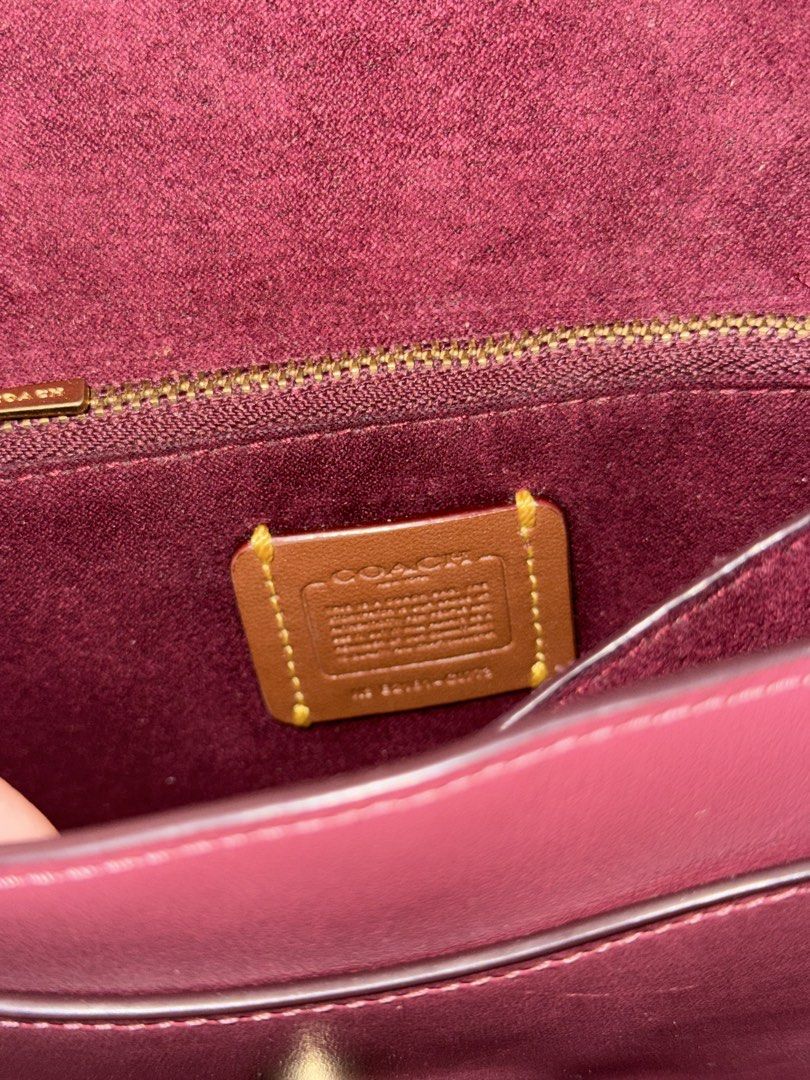 Coach aling bag pink (Category: Cross-body Bags) located in Silang. Submitted by purecat-04caea (Listing ID 1467058210, Image 2). Description: .