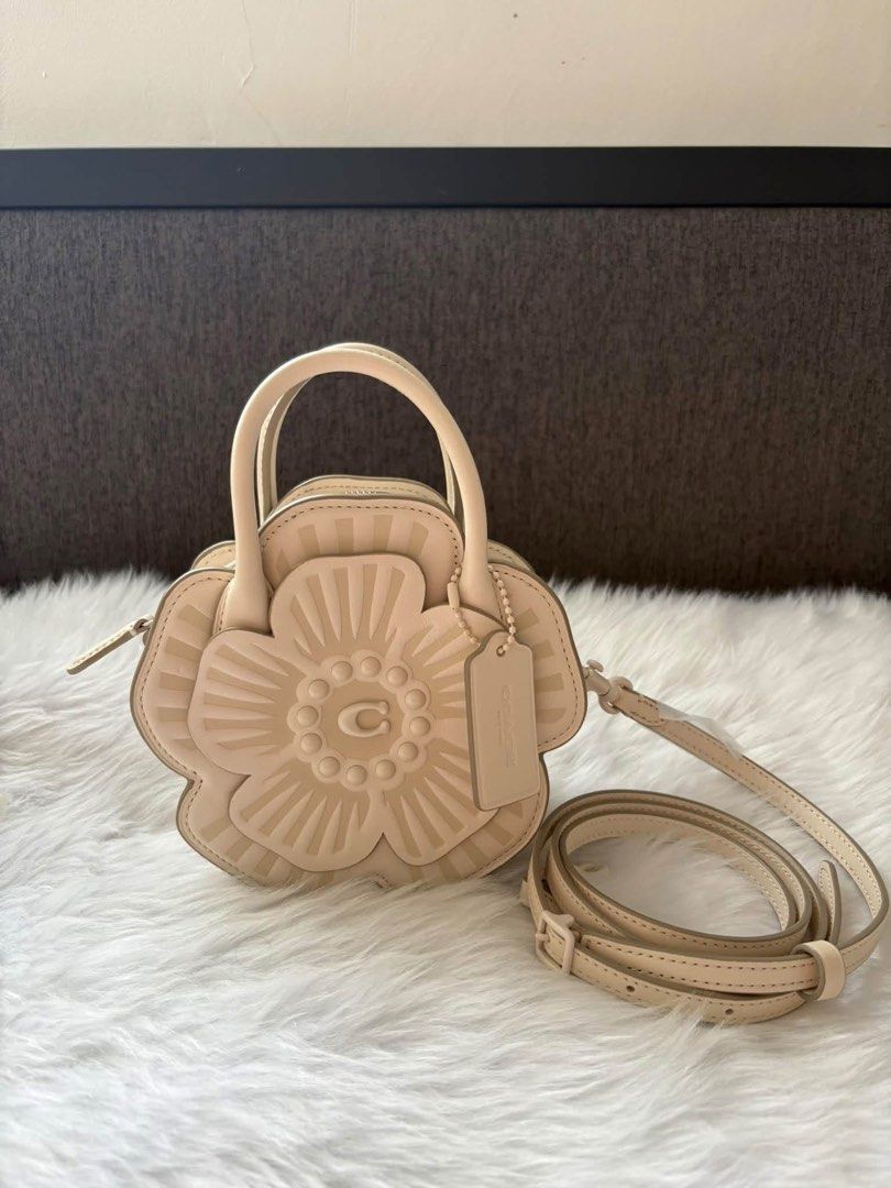 Coach bag (Category: Luxury Bags & Wallets) located in Quezon City. Submitted by matchaaa_shop (Listing ID 1467151232, Image 2). Description: Bnew from japan Original 💯💯💯 Inclusion cc poly and dust bag 10,500 pesos only.