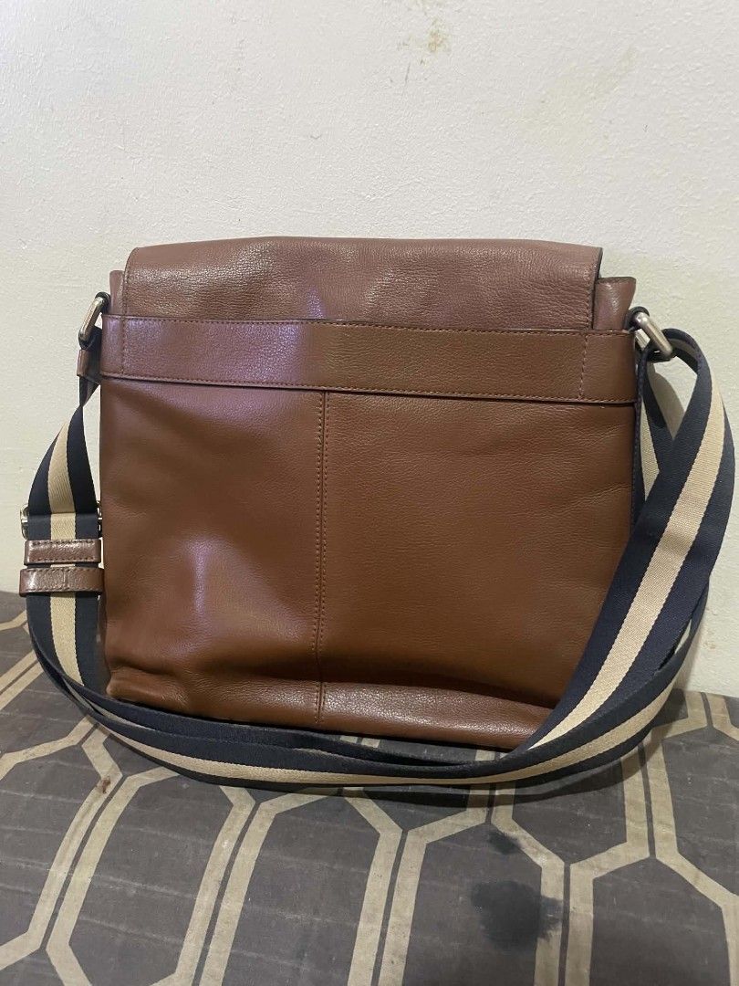 Coach Charles Leather bag (Category: Luxury Bags & Wallets) located in Manila. Submitted by esskkeeyy_thriftzone (Listing ID 1466999831, Image 2). Description: For sale Preloved bags nag babawas nang collection Authentic Coach Charles Saddle Bag Leather brown 9.5/10 color rate and condition.