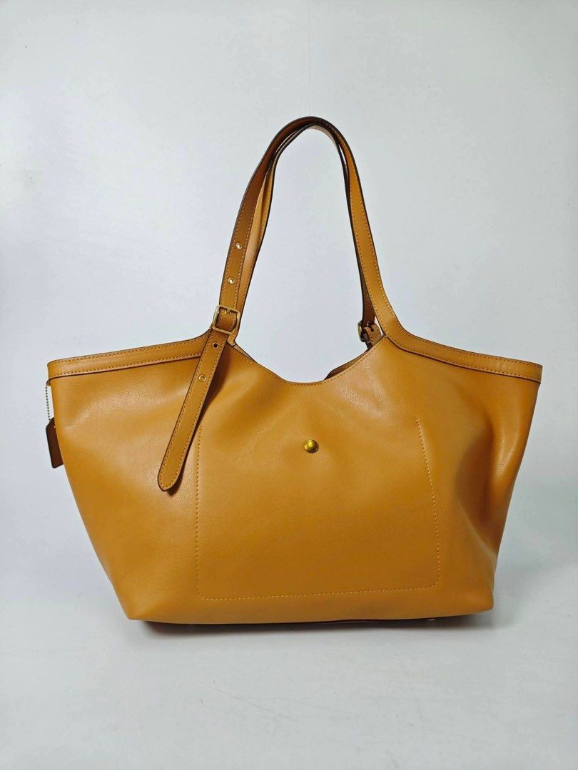 Coach Gramercy Tote (Category: Tote Bags) located in Echague. Submitted by grateful27 (Listing ID 1467125672, Image 2). Description: .