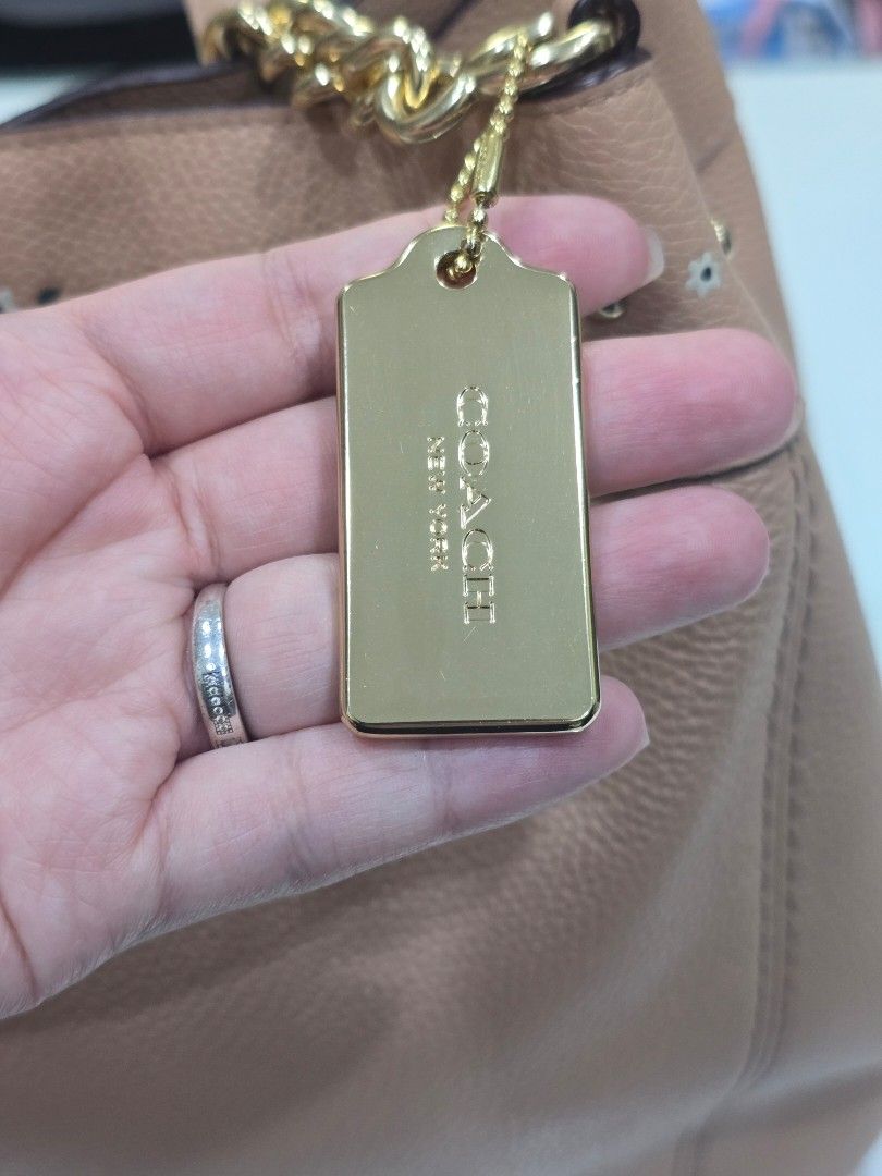 Coach Lexy chain with floral tooling (Category: Luxury Bags & Wallets) located in Imus. Submitted by chie0308 (Listing ID 1467031307, Image 2). Description: Original Coach lexy chain shoulder bag Personal preloved, gold pa po ang mga chain, no fading and no cracks. Just signs of usage, small peeling in the creed and small penmark. (Shown in the photos). I'll send more pic details if interested. Imus cavite loc..