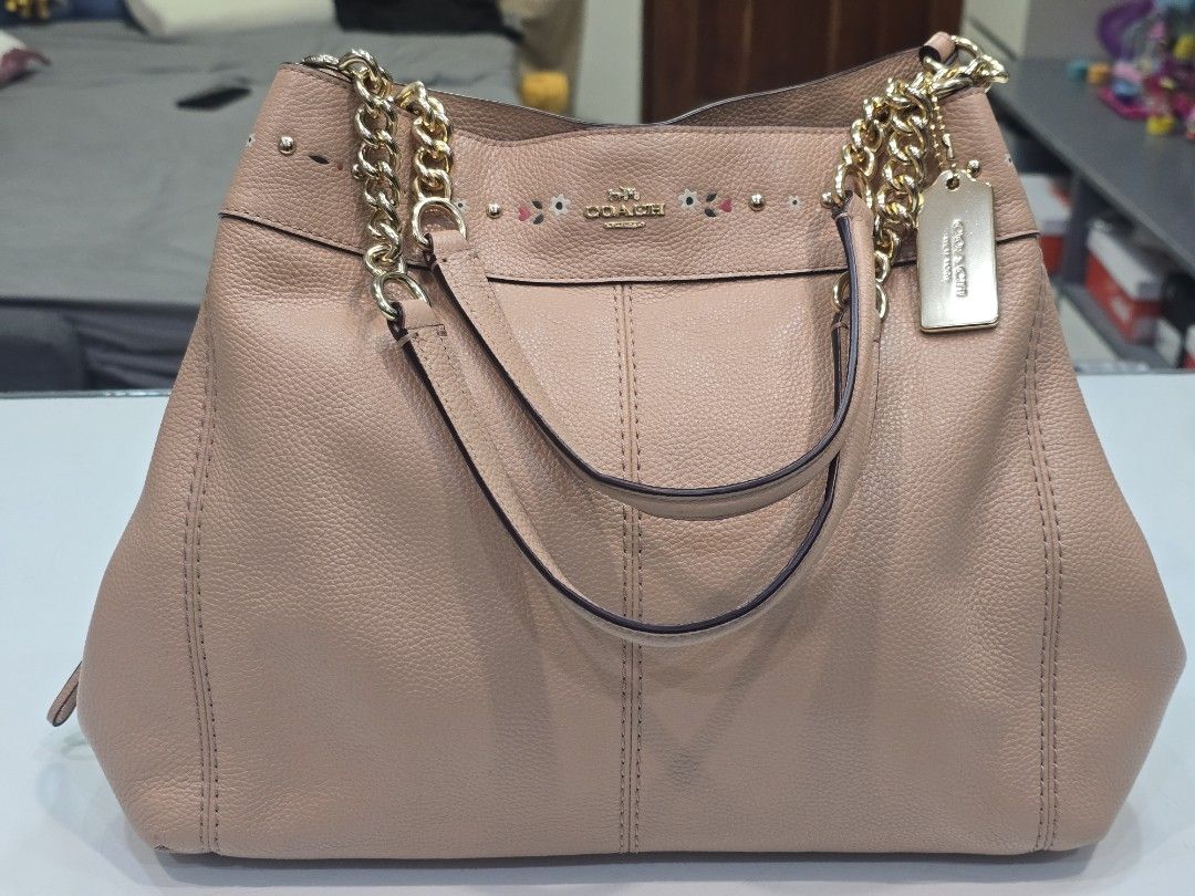 Coach Lexy chain with floral tooling (Category: Luxury Bags & Wallets) located in Imus. Submitted by chie0308 (Listing ID 1467031307, Image 1). Description: Original Coach lexy chain shoulder bag Personal preloved, gold pa po ang mga chain, no fading and no cracks. Just signs of usage, small peeling in the creed and small penmark. (Shown in the photos). I'll send more pic details if interested. Imus cavite loc..