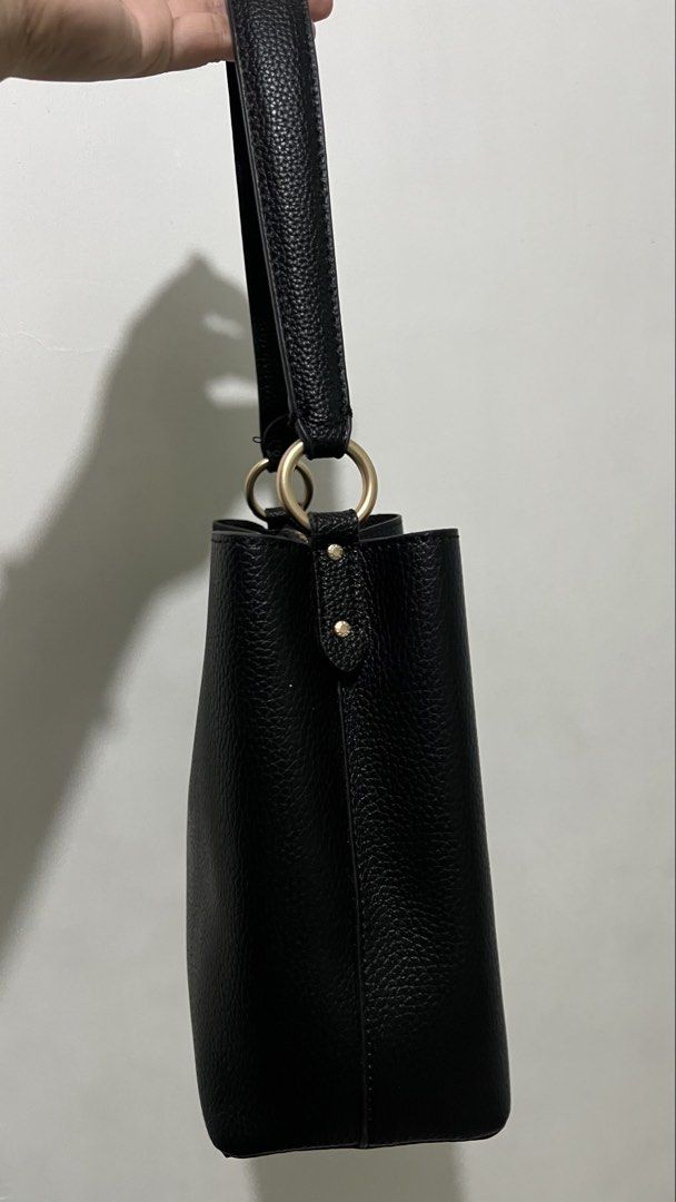 Coach made in vietnam (Category: Luxury Bags & Wallets) located in Pasay City. Submitted by clothesfindph (Listing ID 1466980421, Image 2). Description: Good as new may creed at made in vietnam etiketa.