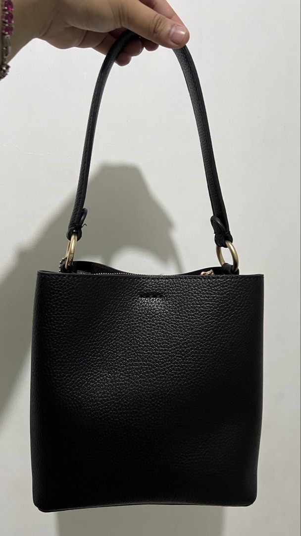 Coach made in vietnam (Category: Luxury Bags & Wallets) located in Pasay City. Submitted by clothesfindph (Listing ID 1466980421, Image 3). Description: Good as new may creed at made in vietnam etiketa.