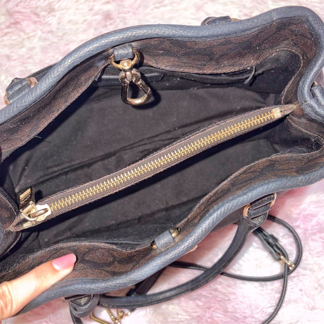 coach margot carryall (Category: Cross-body Bags) located in Marikina City. Submitted by ___peaxch (Listing ID 1467159938, Image 2). Description: coach margot carryall, can be hand or sling bag. common issue of leather, may mga parts na nababakbak.