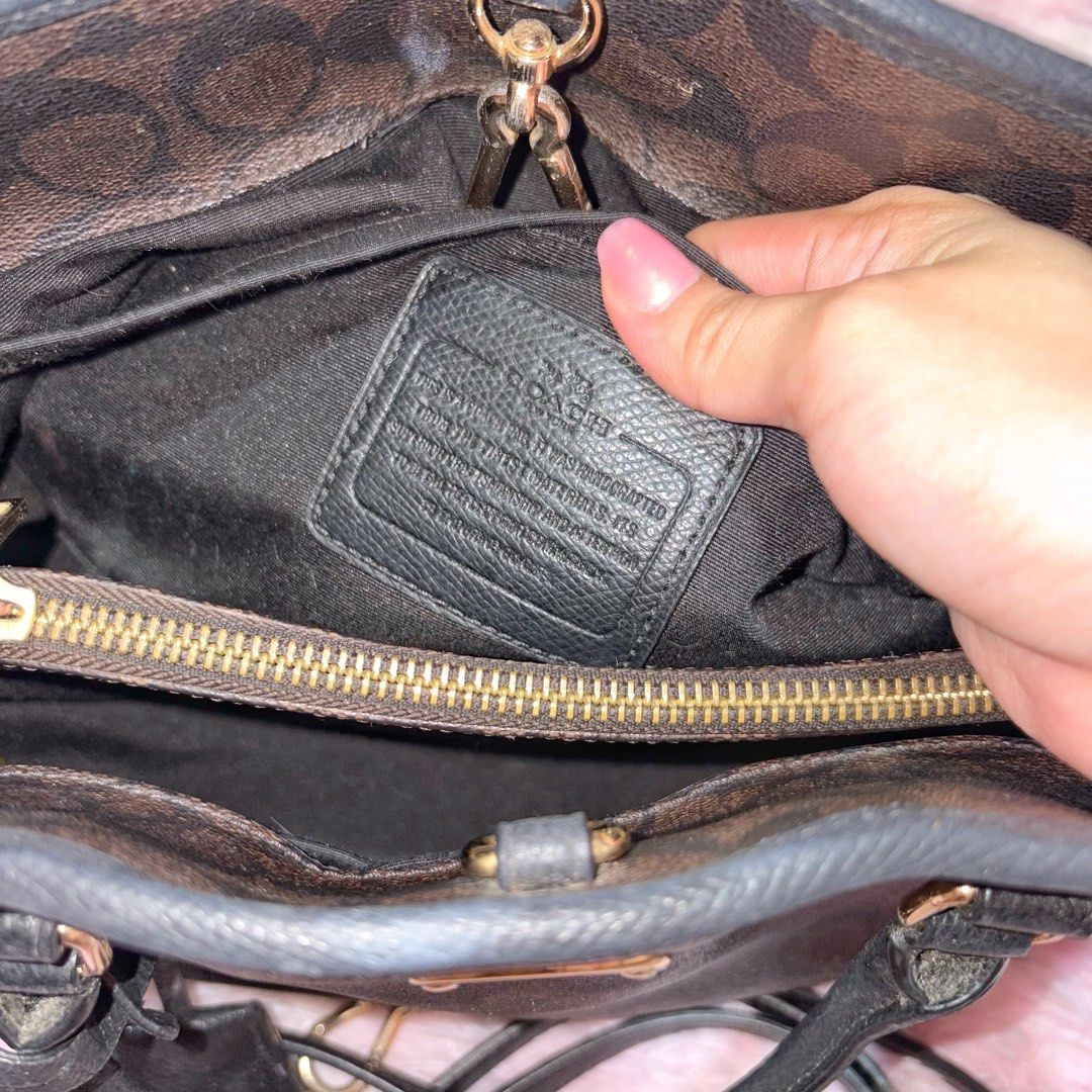 coach margot carryall (Category: Cross-body Bags) located in Marikina City. Submitted by ___peaxch (Listing ID 1467159938, Image 3). Description: coach margot carryall, can be hand or sling bag. common issue of leather, may mga parts na nababakbak.