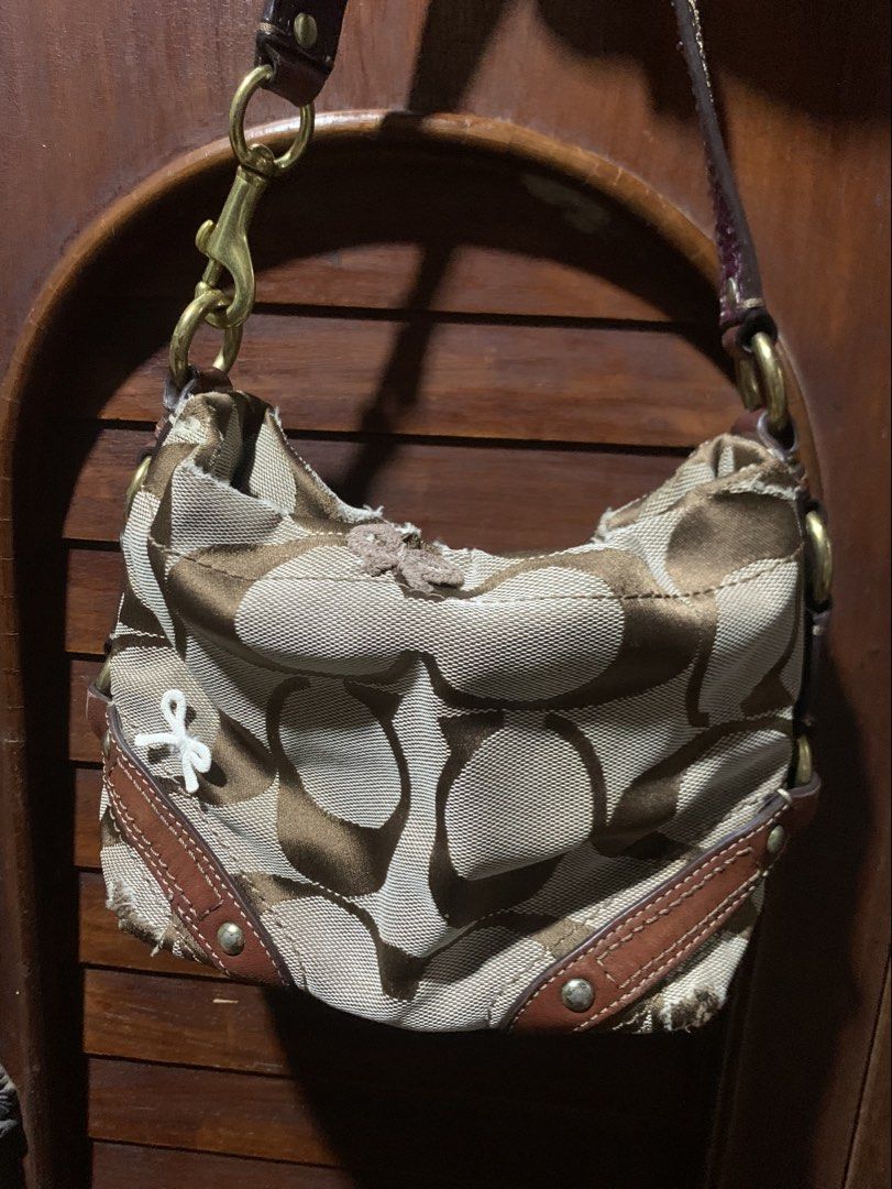 Coach Mini Carly (Category: Shoulder Bags) located in Bayombong. Submitted by declutterbyriri (Listing ID 1465280836, Image 1). Description: PLEASE READ BEFORE BUYING🤎🤎 - rubs sa lips (it’s really a common issue ng carly) meron din sa edge - nashanggal pala yung patch sa gitna - faded gold hardware - needs wash - bought it for 2.1k din and only worn twice - THIS IS NOT FOR MASELAN .