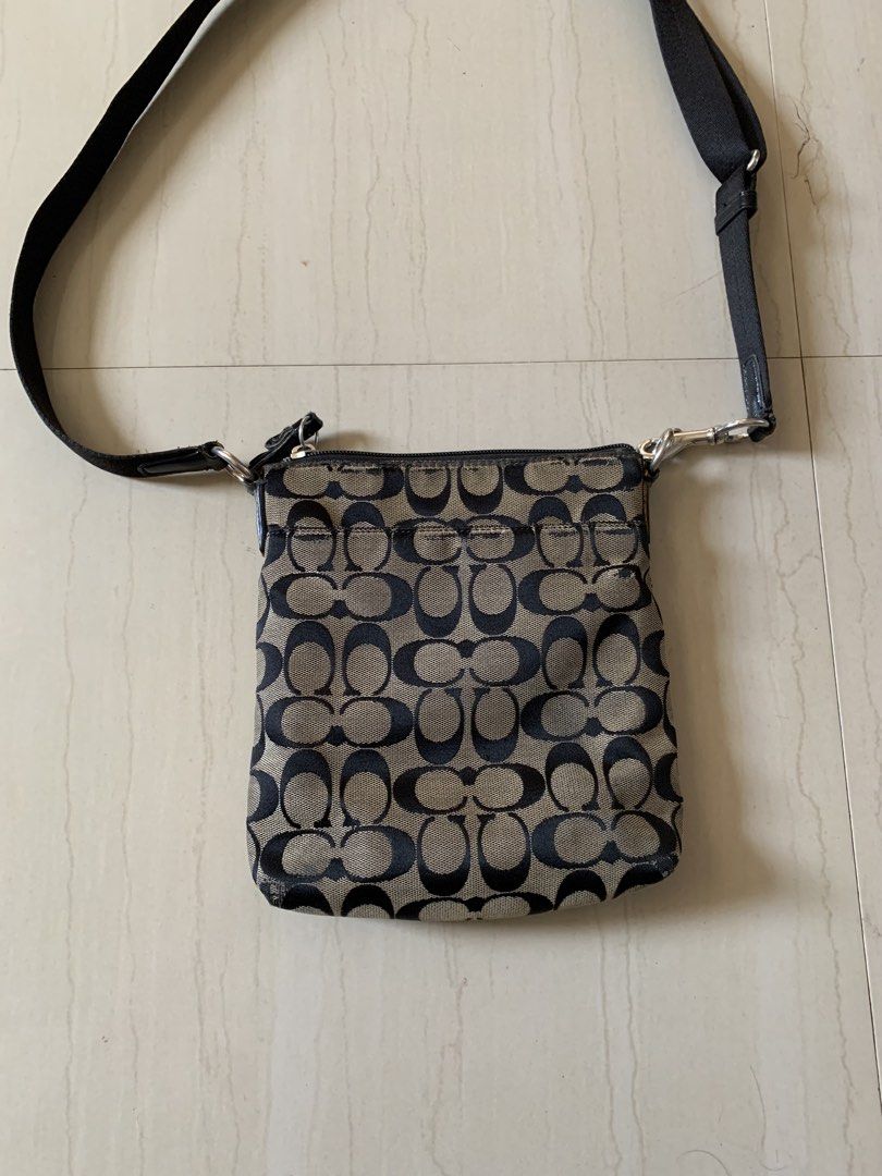 Coach Monogram Swingpack Bag (Category: Luxury Bags & Wallets) located in Quezon. Submitted by dr.wengfinds (Listing ID 1467106165, Image 2). Description: Goodcondition .