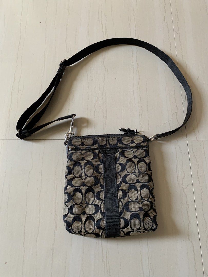 Coach Monogram Swingpack Bag (Category: Luxury Bags & Wallets) located in Quezon. Submitted by dr.wengfinds (Listing ID 1467106165, Image 1). Description: Goodcondition .