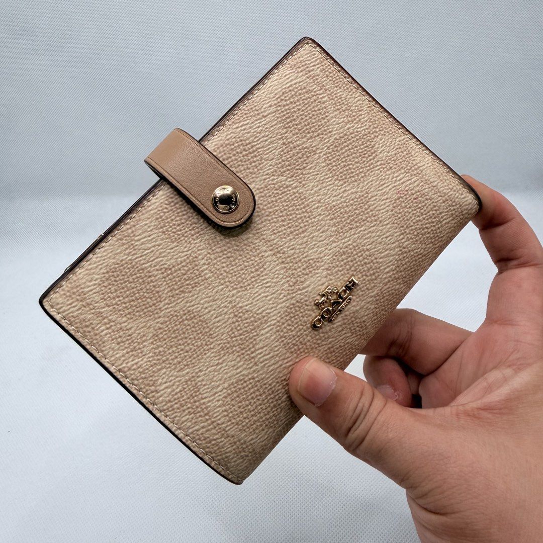 Coach Orig Wallet (Category: Wallets & Card holders) located in Quezon City. Submitted by ajandstevenshopscorner (Listing ID 1466990221, Image 1). Description: .