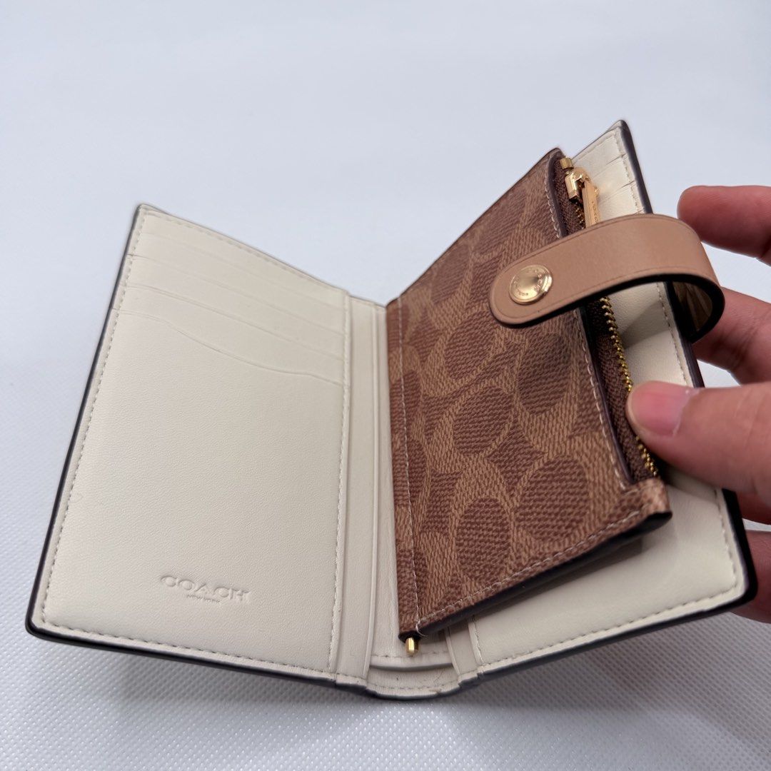 Coach Orig Wallet (Category: Wallets & Card holders) located in Quezon City. Submitted by ajandstevenshopscorner (Listing ID 1466990221, Image 3). Description: .