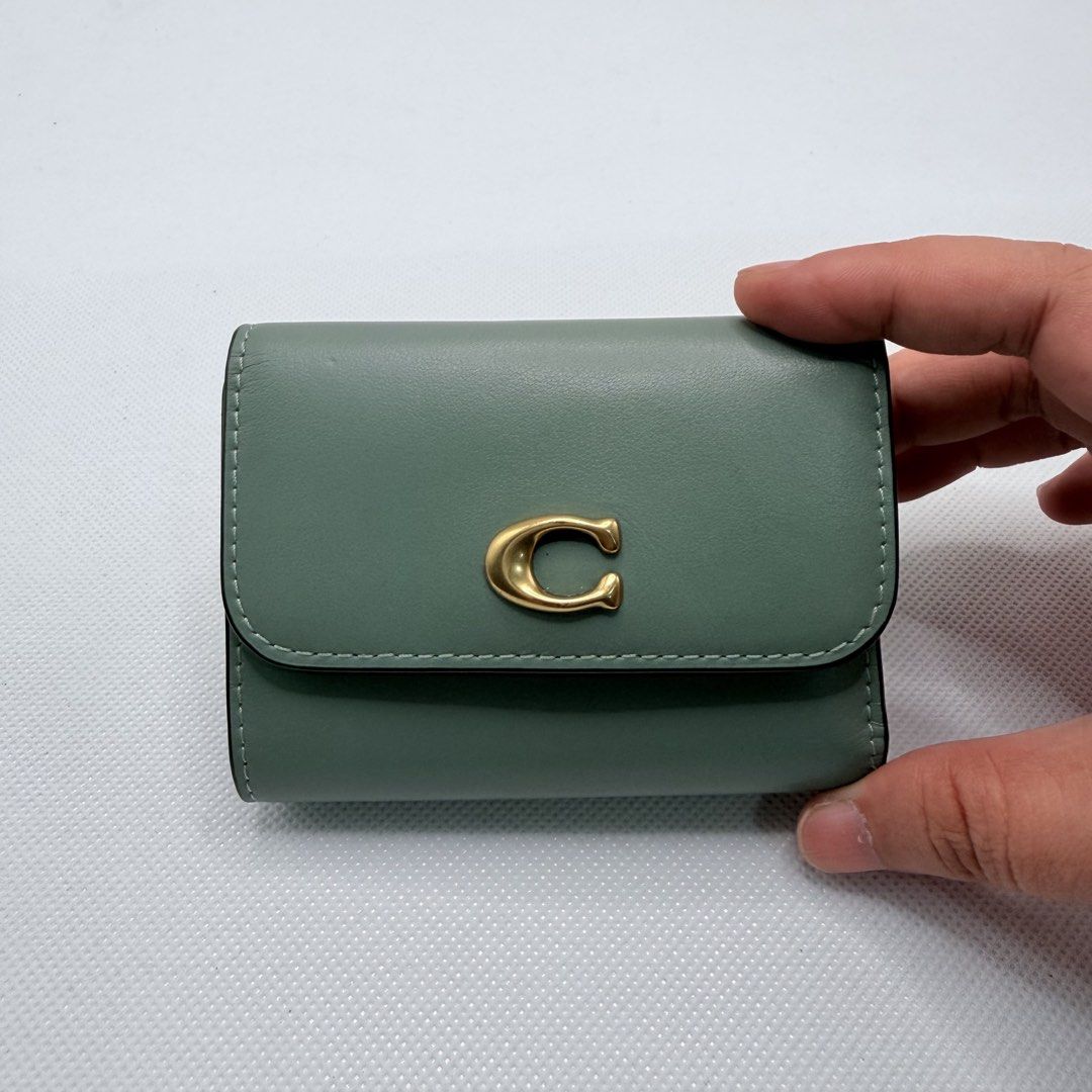 Coach Orig Wallet (Category: Wallets & Card holders) located in Quezon City. Submitted by ajandstevenshopscorner (Listing ID 1466990559, Image 1). Description: .