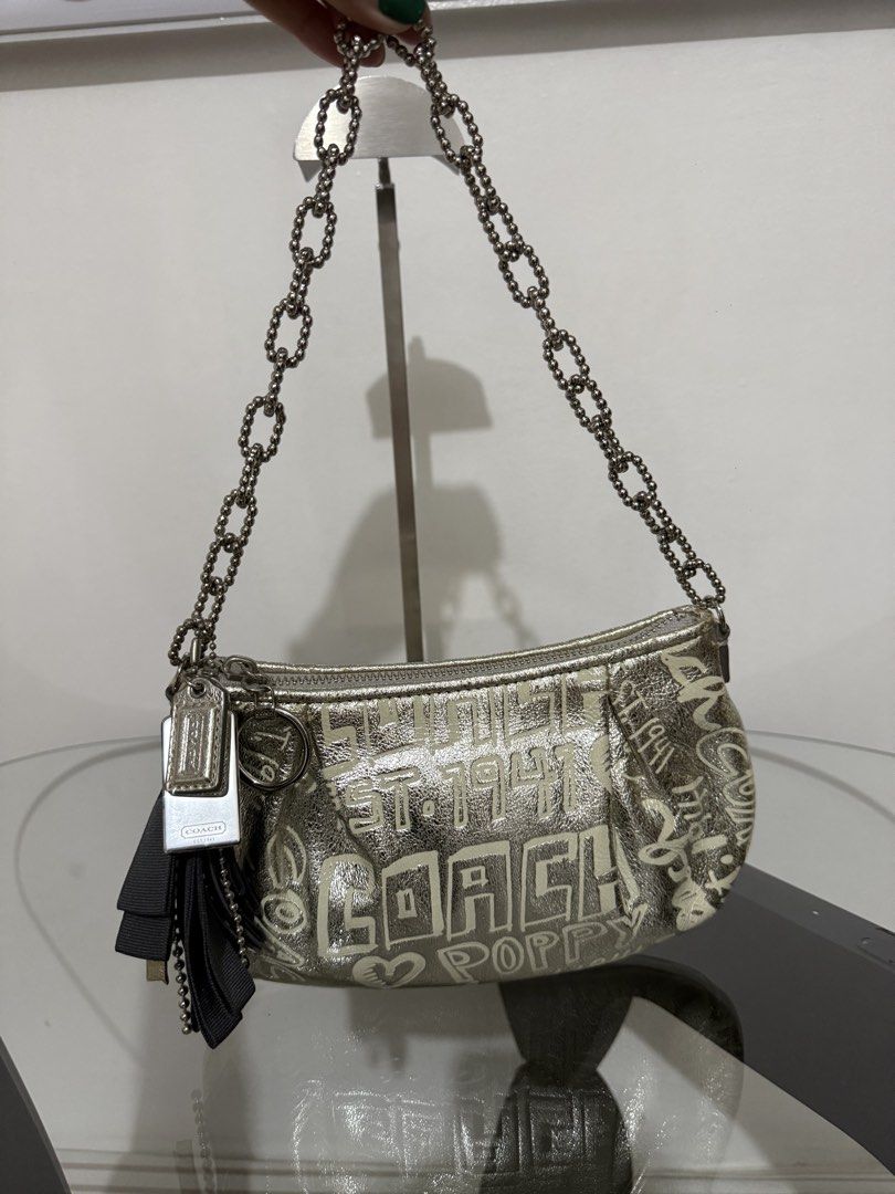 Coach poppy (Category: Luxury Bags & Wallets) located in Manila. Submitted by baglover1111 (Listing ID 1467129877, Image 2). Description: Good as new Issue creed only.