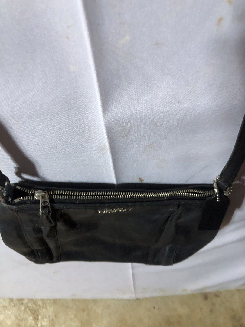 Coach pouch (Category: Purses & Pouches) located in Cagayan de Oro. Submitted by kennymiiiiii (Listing ID 1467098591, Image 3). Description: Zipper need repair .