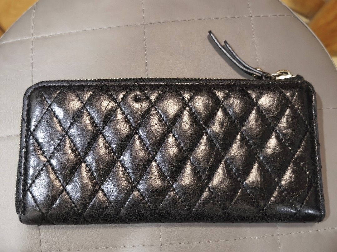 Coach Quilted Black Leather Zip Around Wallet (Category: Wallets & Card holders) located in Baguio. Submitted by zia_zab (Listing ID 1467103547, Image 2). Description: - Brand: Coach - Color: Classic Black - Material: Premium quilted leather with chic diamond stitching - Hardware: Elegant gold-toned logo plaque and sturdy zippers - Closure: Secure zip-around with a matching leather pull tab - Interior: Smooth black leather lining - Design: Compac