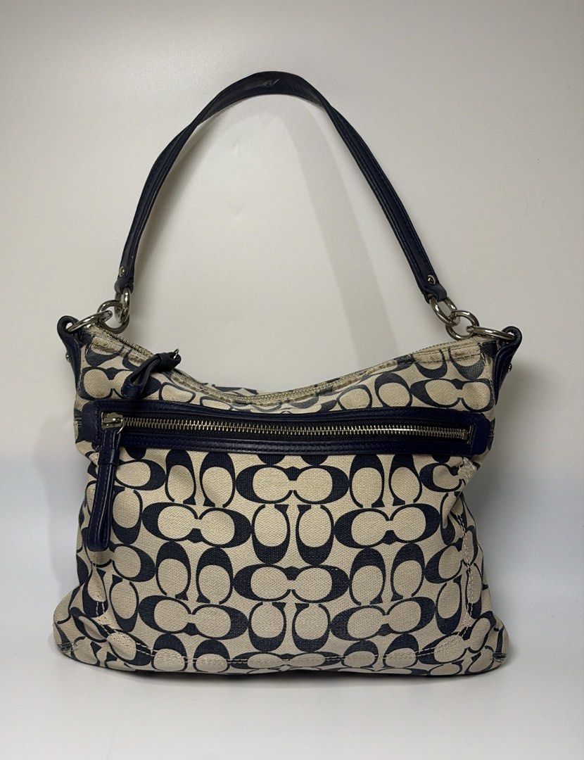 Coach Shoulder Bag (Category: Luxury Bags & Wallets) located in Carmona. Submitted by camille.02 (Listing ID 1467044624, Image 1). Description: .