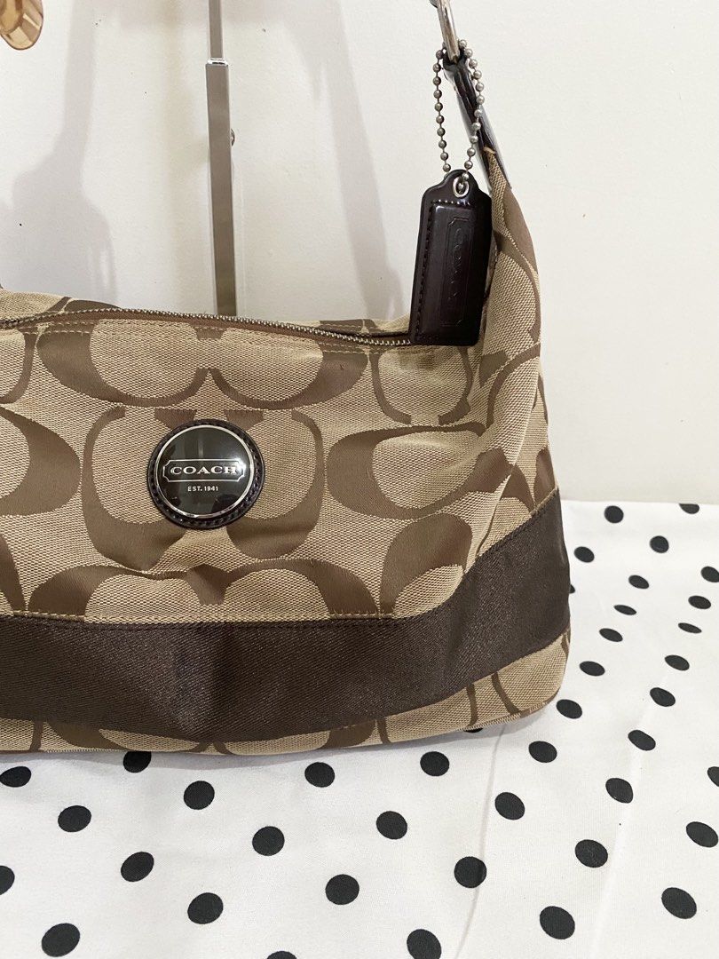 Coach Signature Stripe Hobo Bag (Category: Luxury Bags & Wallets) located in Angat. Submitted by raejinx (Listing ID 1466972479, Image 3). Description: .