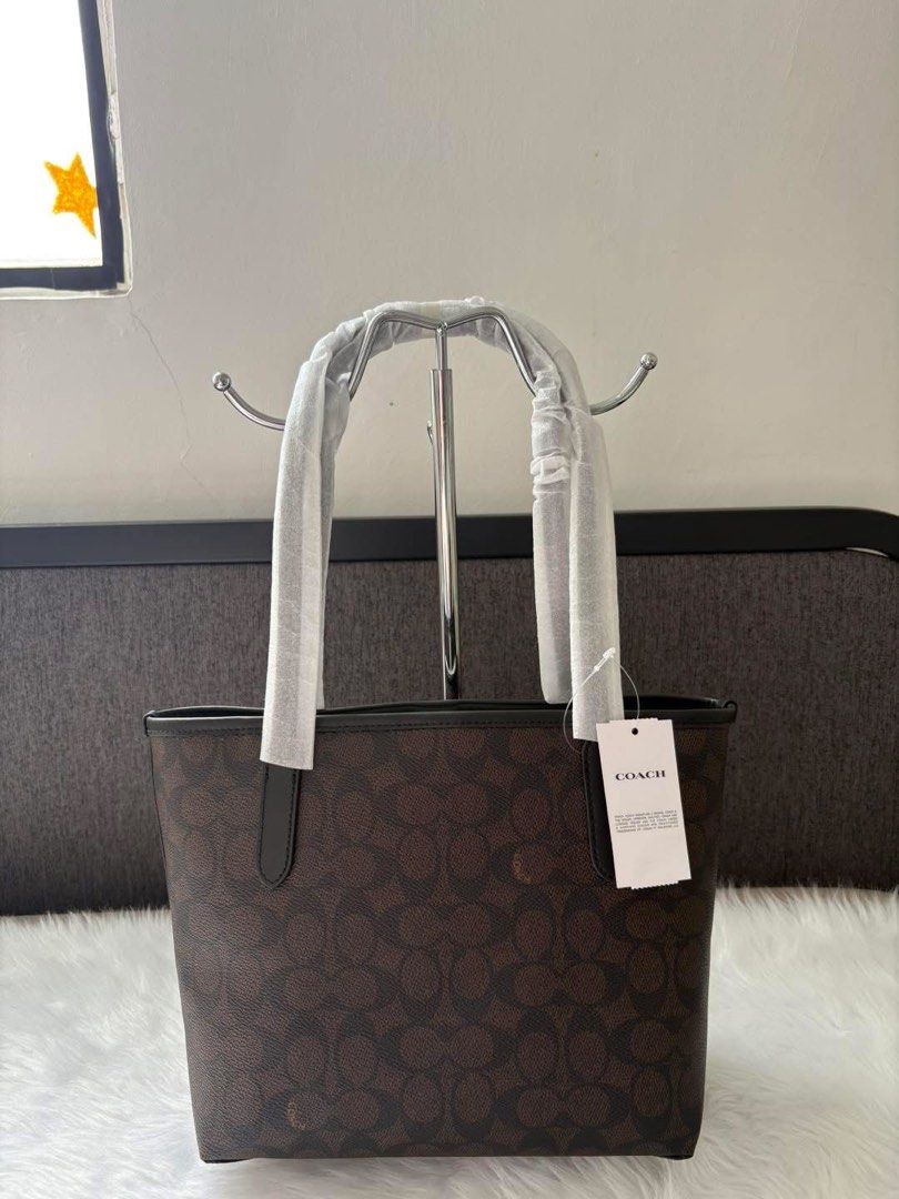 Coach Small City Tote (Category: Tote Bags) located in Quezon City. Submitted by matchaaa_shop (Listing ID 1467145478, Image 2). Description: Bnew sealed !!! Small city tote with tag and cc Original ✅ super benta nito mga mii 💖💚🧡.