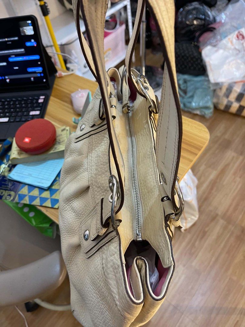 Coach Soho Pleated Leather Satchel (Category: Luxury Bags & Wallets) located in Caloocan City. Submitted by decluttervette (Listing ID 1467037106, Image 2). Description: .