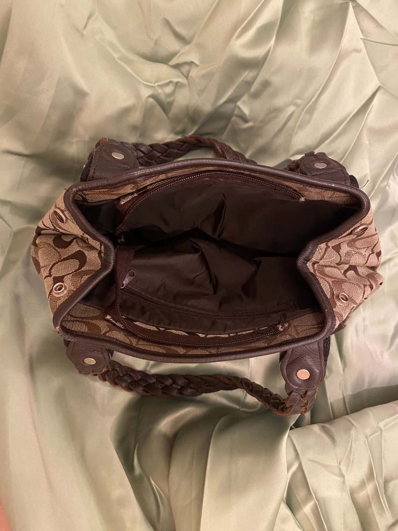 Coach Soho Signature Optic shoulder bag (Category: Luxury Bags & Wallets) located in Manila. Submitted by yvesntasaint (Listing ID 1467070770, Image 3). Description: ⊹₊˚‧︵‿₊୨ᰔ୧₊‿︵‧˚₊⊹ ♡ Disclaimer: This one is not authentic ! Coach C-Brown Canvas Shoulder Bag only 1 available ; hand-thrifteed and curated ˚˖𓍢ִ໋❀ will be delivered through lalamove (delivery fee handled by buyer) ⊹₊˚‧︵‿₊୨ᰔ୧₊‿︵‧˚₊⊹ .