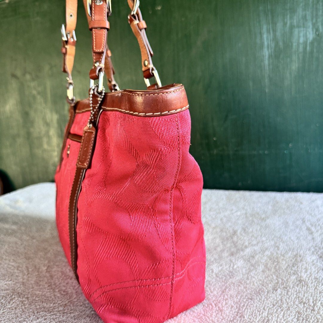 Coach Tote Bag (Category: Tote Bags) located in Vigan. Submitted by chiyannav (Listing ID 1467101993, Image 3). Description: .