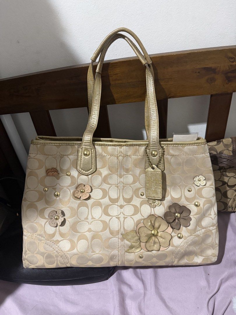 Coach Tote Bag (Gold) (Category: Tote Bags) located in Manila. Submitted by bln.preloved (Listing ID 1467022647, Image 1). Description: .