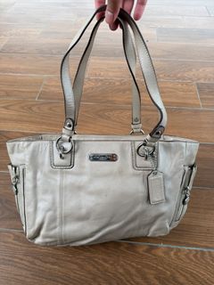 (Category: ) located in . Submitted by prettyold.bags (Listing ID 1467142764, Image 1). Description: .