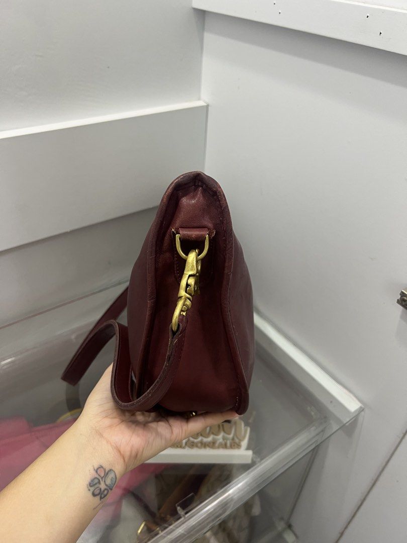 Coach Vintage Swinger (Category: Shoulder Bags) located in Cabanatuan. Submitted by cristalcollection (Listing ID 1467142426, Image 3). Description: Co ach Vintage Swinger #4040 in Wine 💯 6,980 Php Rare color ‼️ Pre 1994 🍷 in good cond, signs of used only , pls cf last pict..