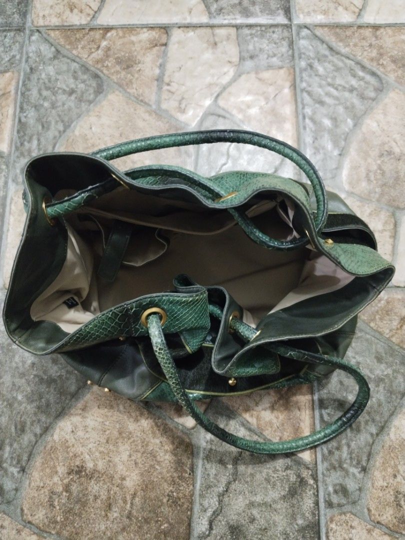 Cole Haan goldfish Handbag (Category: Luxury Bags & Wallets) located in Legazpi City. Submitted by genobecollectives (Listing ID 1467077943, Image 3). Description: Colehaan goldfish bag 800 plus sf 20 x 9 very good condition pa my light scratch lang sa ibang part dm📩.