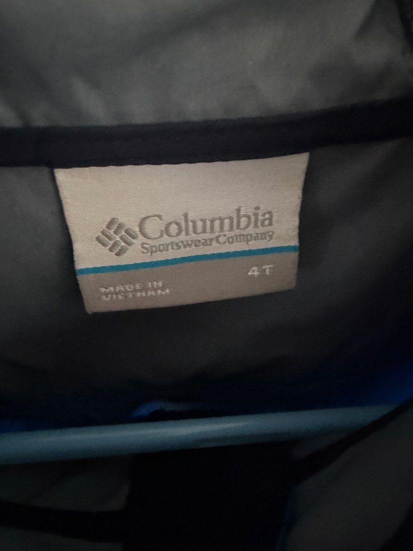 Columbia Sportswear Company Kids Hooded Jacket Blue/Black Size 4T 藍黑色兒童風褸 4歲 （分類：外套及戶外衣服）位於 Hong Kong。 由 bubblebubblebubblebubble 提交（商品編號 1467054072，圖片 3）。簡介： Columbia kids windbreaker jacket. Blue and black colorway with attached hood and full zip closure. Size 4T tag on the inside collar, made in Vietnam. Lightweight material, great for outdoor play or breezy days. Clean condition overall, ready for the next little explorer.。