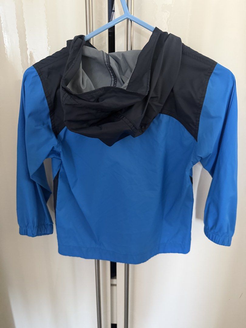 Columbia Sportswear Company Kids Hooded Jacket Blue/Black Size 4T 藍黑色兒童風褸 4歲 （分類：外套及戶外衣服）位於 Hong Kong。 由 bubblebubblebubblebubble 提交（商品編號 1467054072，圖片 2）。簡介： Columbia kids windbreaker jacket. Blue and black colorway with attached hood and full zip closure. Size 4T tag on the inside collar, made in Vietnam. Lightweight material, great for outdoor play or breezy days. Clean condition overall, ready for the next little explorer.。