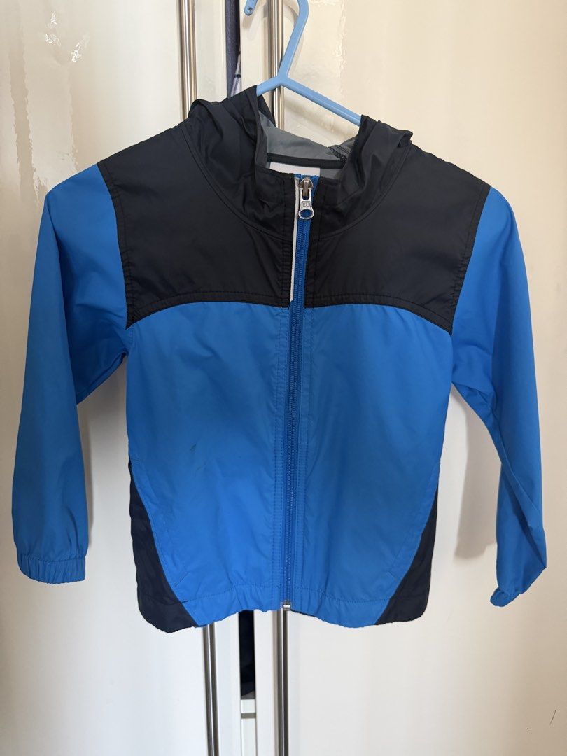 Columbia Sportswear Company Kids Hooded Jacket Blue/Black Size 4T 藍黑色兒童風褸 4歲 （分類：外套及戶外衣服）位於 Hong Kong。 由 bubblebubblebubblebubble 提交（商品編號 1467054072，圖片 1）。簡介： Columbia kids windbreaker jacket. Blue and black colorway with attached hood and full zip closure. Size 4T tag on the inside collar, made in Vietnam. Lightweight material, great for outdoor play or breezy days. Clean condition overall, ready for the next little explorer.。