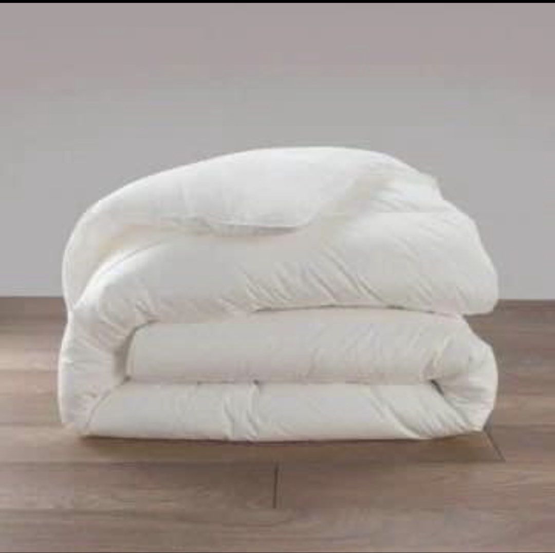 COMFORTER HOTEL QUALITY (Category: Bedding & Towels) located in Manila. Submitted by niabria (Listing ID 1466978498, Image 1). Description: HOTEL QUALITY COMFORTER SOFT AND FLUFFY AVAILABLE SIZE : SINGLE DOUBLE QUEEN KING MOP : COD | GCASH | MAYA | BANK TRANSFER SAME DAY DELIVERY | ALSO OPEN FOR BULK ORDERS | WHOLESALE .