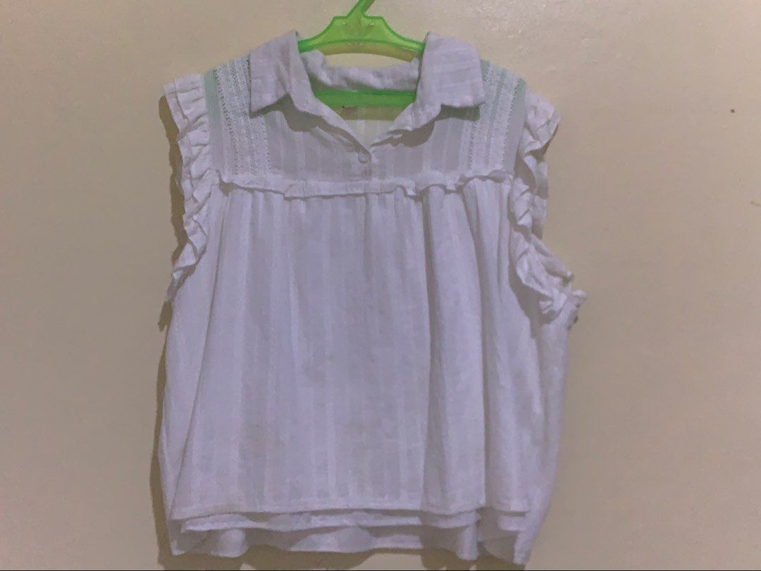 coquette chic white ruffle-trimmed blouse (Category: Blouses) located in Taguig. Submitted by liandeclutters (Listing ID 1467012975, Image 1). Description: rfs: quite big on me, super pretty though : ( No flaws. Need lang ng wash since this hasn’t been worn for a long time. Size: L 📍Taguig City.