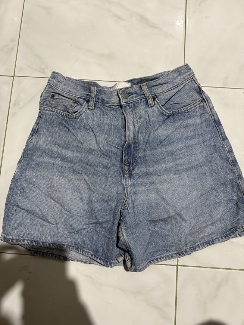 COS Light Wash Denim Shorts Size 26 (Category: Shorts) located in Manila. Submitted by preciousma24494 (Listing ID 1467048364, Image 1). Description: - Brand: COS - Style: Light wash denim shorts - Fit: Mid-rise with classic five-pocket styling - Details: Metal button closure, contrast stitching - Size: 28 fitting - Condition: Great pre-loved basic for warmer weather.