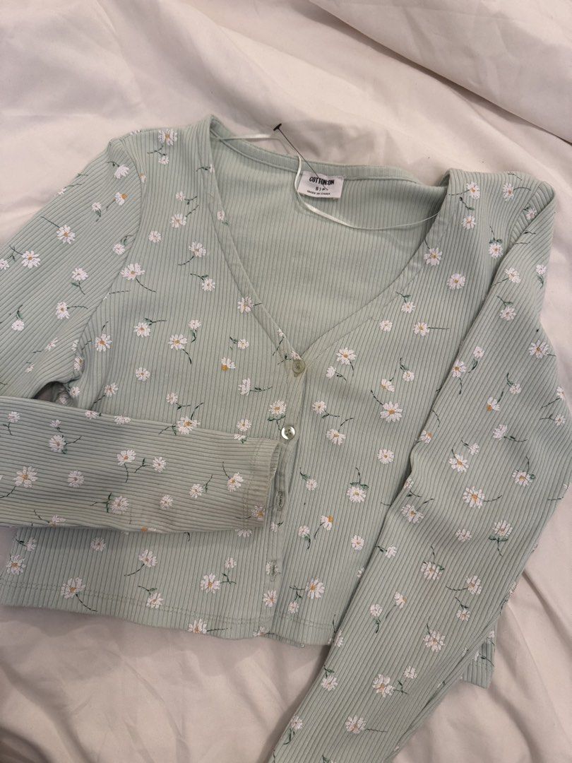 Cotton on cardigan (Category: Coats, Jackets and Outerwear) located in Caloocan City. Submitted by charmisokay (Listing ID 1467020977, Image 1). Description: location: Metro Manila, Taft Avenue mop: G-cash or BDO mod: J&T or Lalamove.