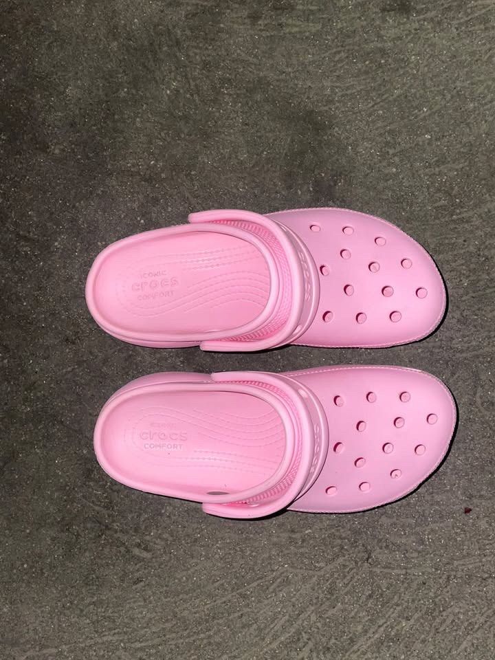 Crocs (Category: Slippers & Slides) located in Taguig. Submitted by chrstngmez (Listing ID 1467150962, Image 3). Description: 6womens/23cm Auth Isang beses lang nagamit Nego.