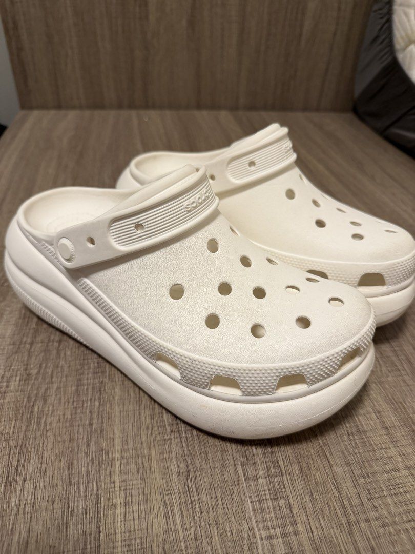 Crocs 雲朵厚底 白色 （分類：拖鞋）位於 Hong Kong。 由 hksellbuyer 提交（商品編號 1467157190，圖片 3）。簡介： 可預細1-1.5碼（如平時著41-41.5買40）。