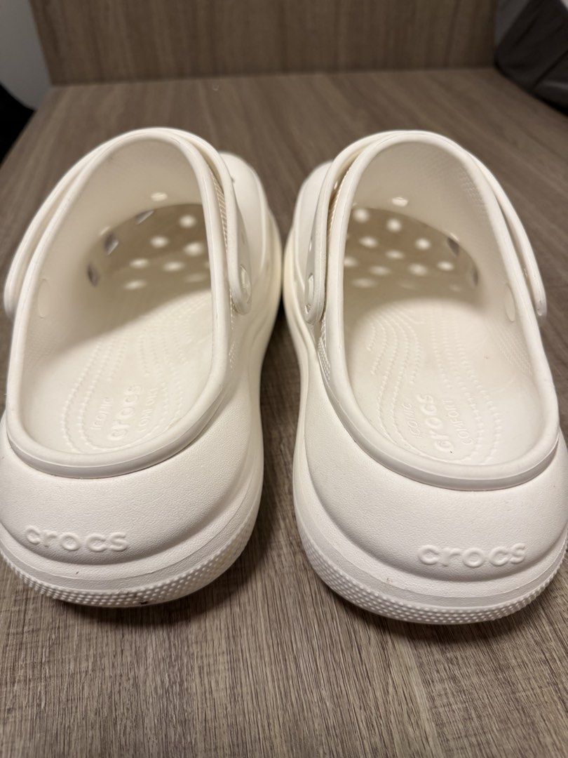 Crocs 雲朵厚底 白色 （分類：拖鞋）位於 Hong Kong。 由 hksellbuyer 提交（商品編號 1467157190，圖片 5）。簡介： 可預細1-1.5碼（如平時著41-41.5買40）。