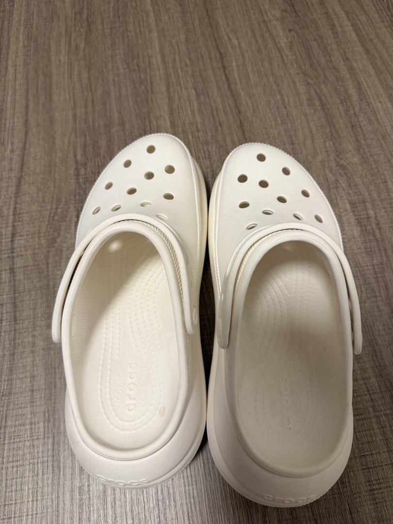 Crocs 雲朵厚底 白色 （分類：拖鞋）位於 Hong Kong。 由 hksellbuyer 提交（商品編號 1467157190，圖片 4）。簡介： 可預細1-1.5碼（如平時著41-41.5買40）。