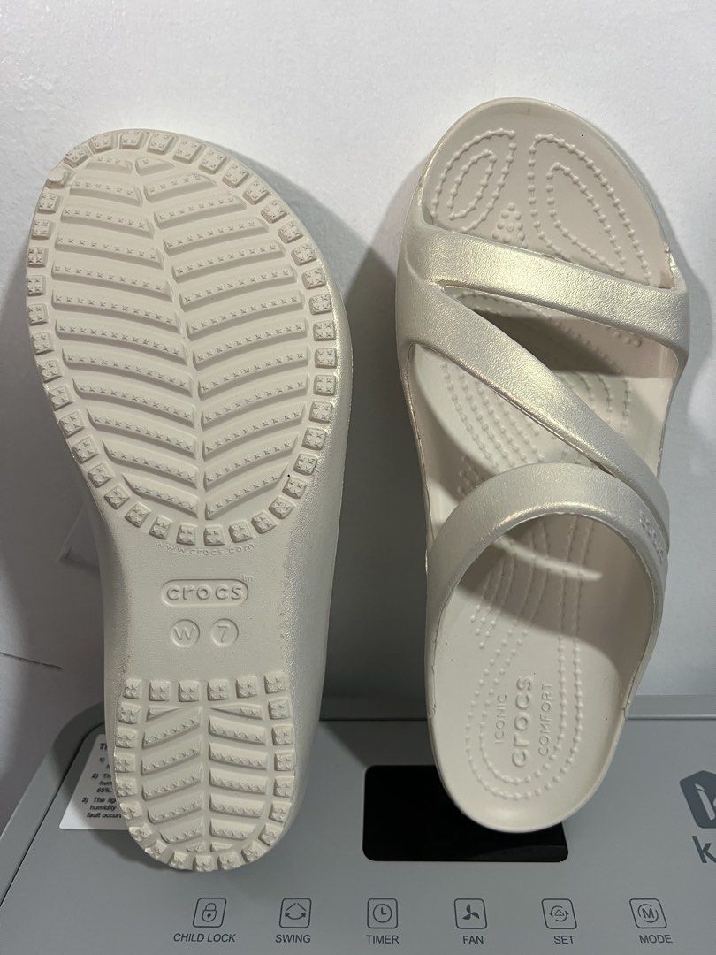 CROCS KADEE II SHIMMER SANDAL SIZE 7 (Category: Sandals) located in Baguio. Submitted by kyrawang22 (Listing ID 1467165654, Image 2). Description: .