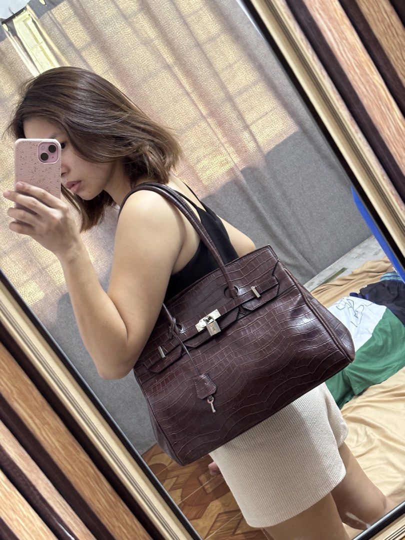 Crocs Shoulder Tote Bag Herms Inspired bag with padlock (Category: Luxury Bags & Wallets) located in Tarlac. Submitted by salesalesale01 (Listing ID 1467124366, Image 2). Description: Ganda ng bag especially yung skin nya ang tibay din nya.
