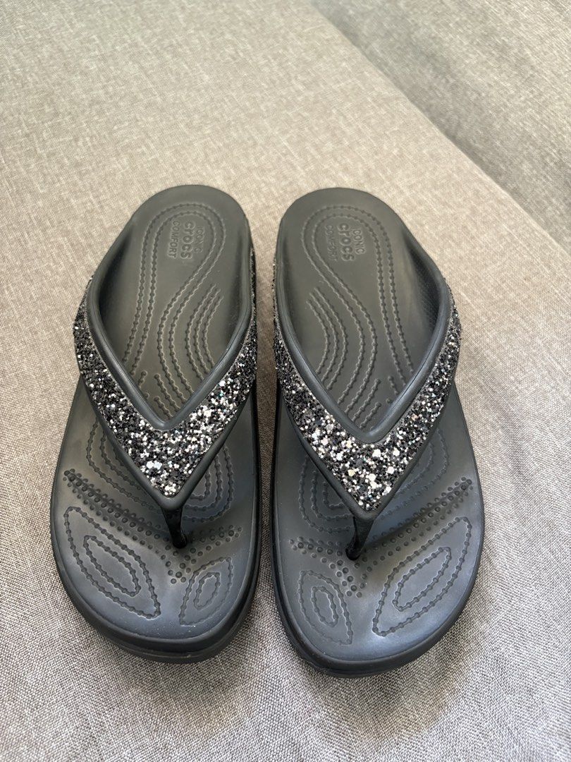 Crocs Slippers (Category: Slippers & Slides) located in Apalit. Submitted by minimaliztcloset (Listing ID 1466971994, Image 2). Description: .