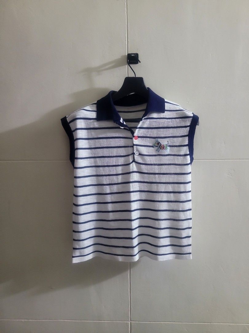 Cute Top. As new (Category: Blouses) located in Los Banos. Submitted by lopecruz (Listing ID 1467088906, Image 1). Description: armpit: 19" length: 20" like new, no flaws M-L.
