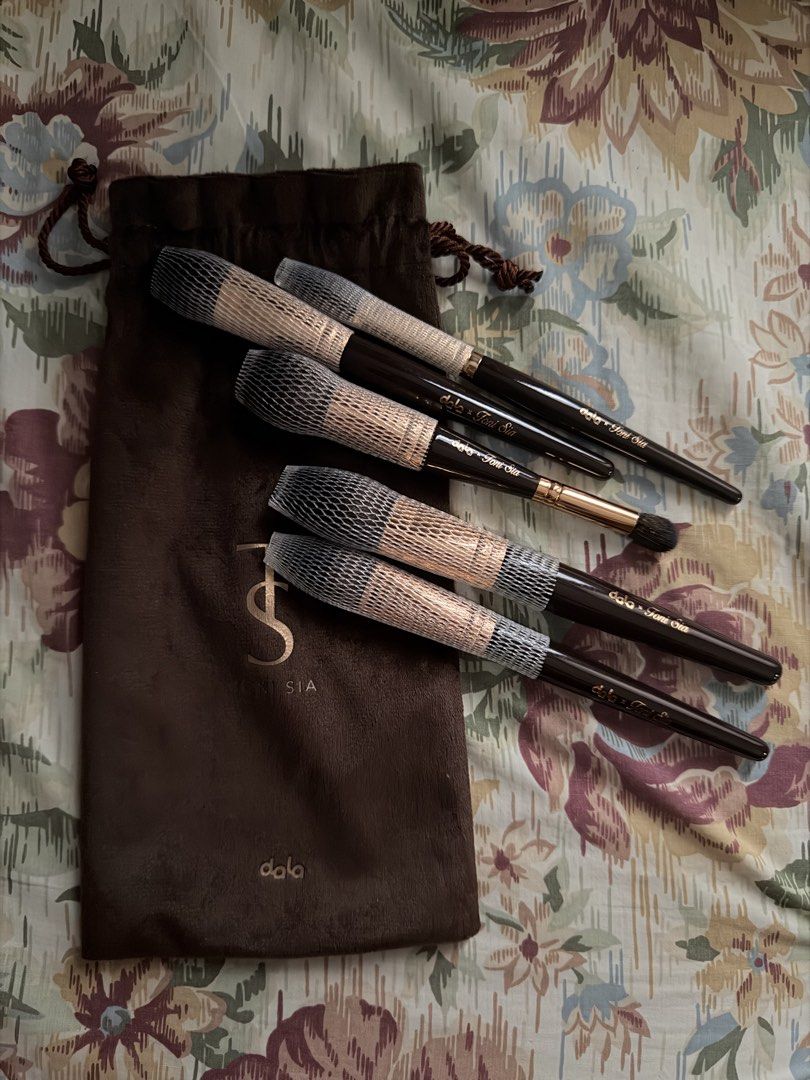 Dala x Toni Sia Makeup Brush Set - Read Description! (Category: Makeup) located in Bacolod City. Submitted by starqarts (Listing ID 1467062339, Image 2). Description: ₱300 per brush. ₱1,150 if set + pouch AVAILABLE BRUSHES: - 4. Precision Focus - 5. Master Blend Face - 8. Veil Detailer - 9. Airbrush Multitasker - 11. Conceal and Perfect Duo - Brand new Dala x Toni Sia makeup brush set WITH POUCH - All brushes come with their original protective m